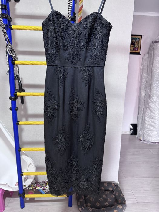 Вечернее платье на бретелях