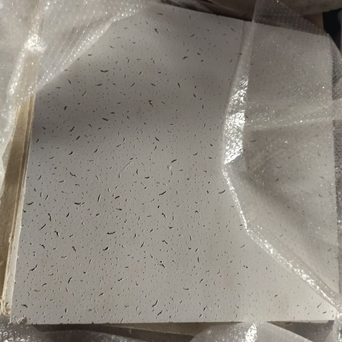 Потолочный плитка Armstrong.