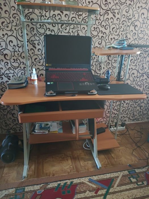 Продам компьютерный стол