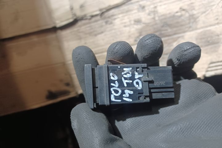 Buton avarie 6Q0953235A Volkswagen VW Polo a 4-a generatie 9N