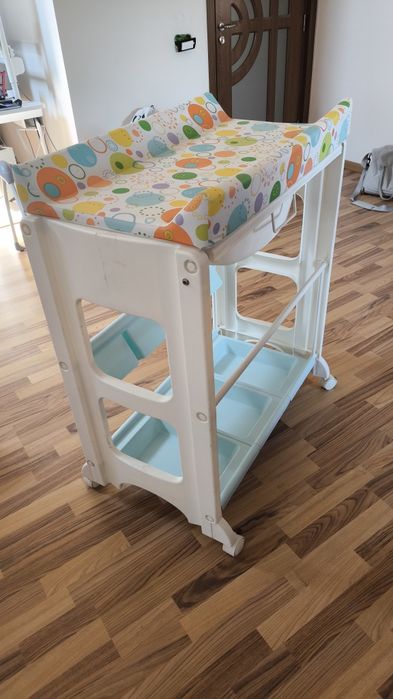 Masa de înfășat cu cădiță inclusa