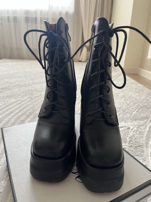 Стильные чёрные ботинки на платформе и каблуке