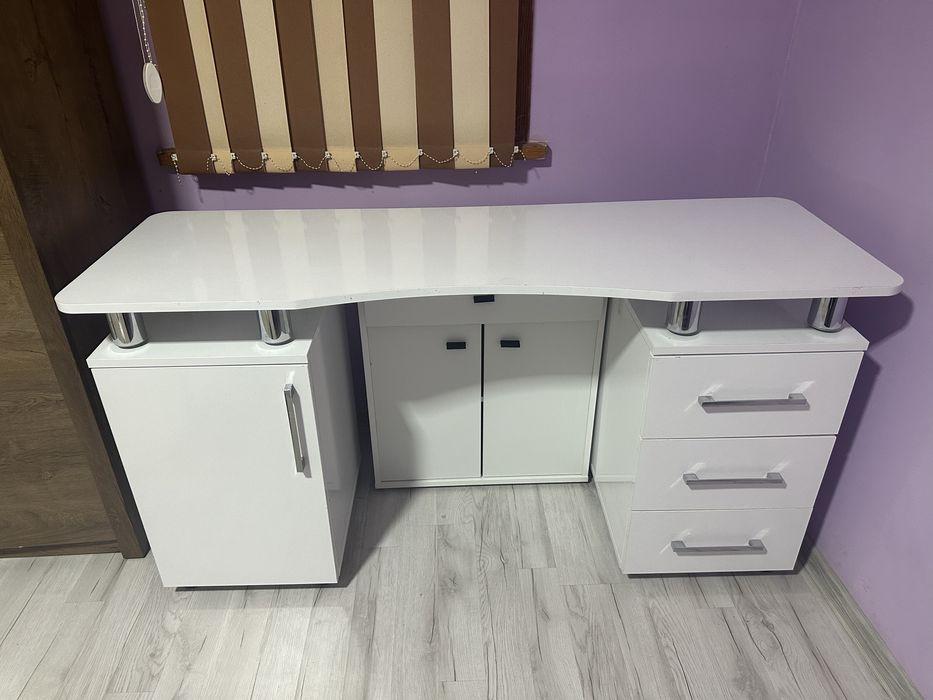 Бюро за маникюрист стол и шкаф