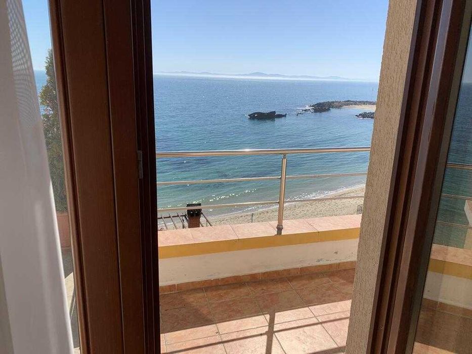 Продаваме хотел разположен на брега на морето в гр. Несебър