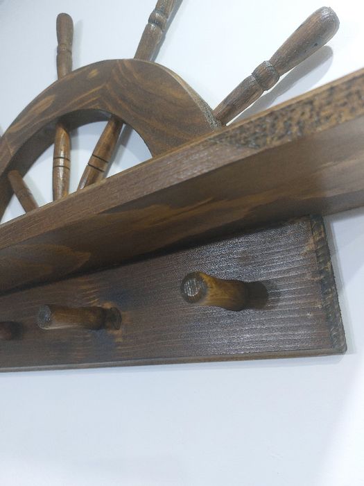 Cuier din lemn rustic