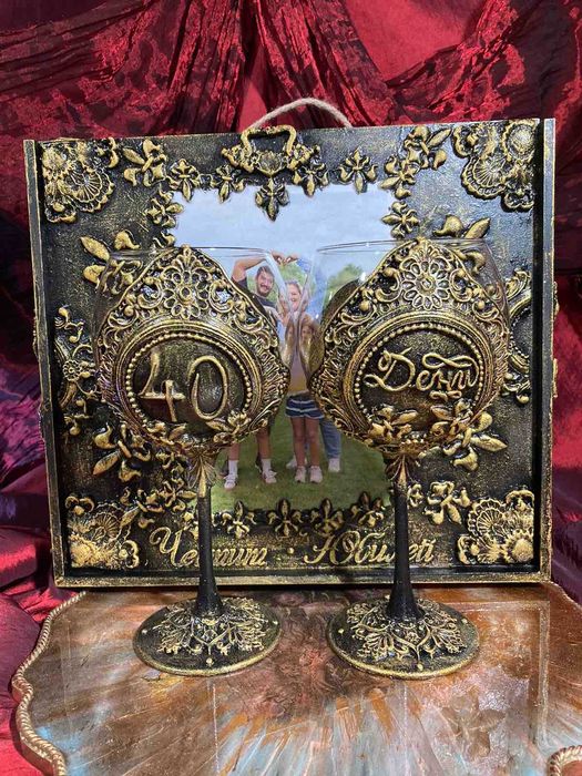 Дървена кутия с две чаши за вино