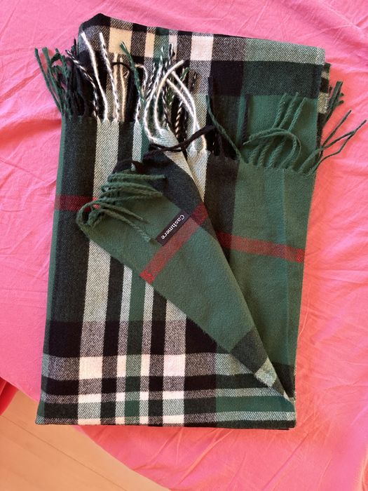 Шал - чисто нов.