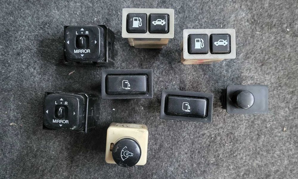 Кнопка открывания багажника и бака Toyota Windom MCV21