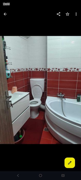 Vând apartament cu 3 camere în zona centrală.