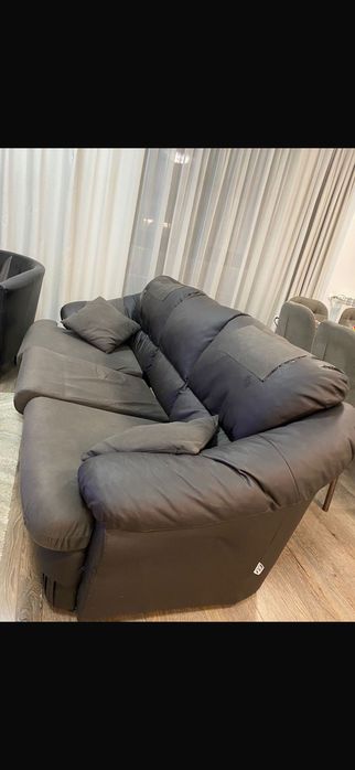 Диван. Конструктивно здрав Перфектен за вила или претапициране. Включени възглавници. Цена, съобразена със състоянието.