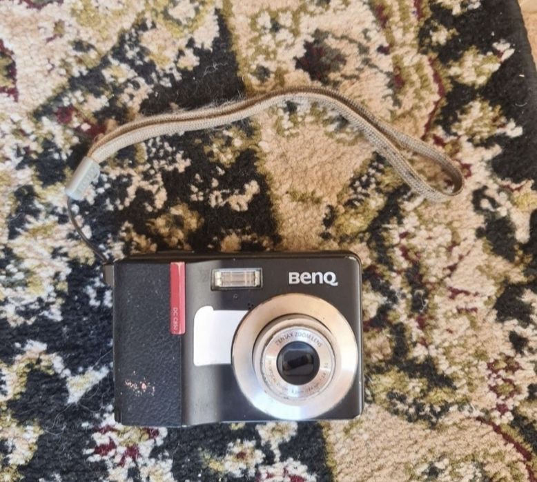 Lot telefoane pe butoane si aparat fotografiat