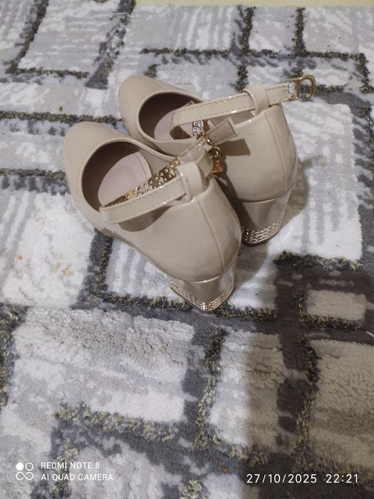 Ayollar oyoq kiyimi.1marta kiyilgan. Yangi