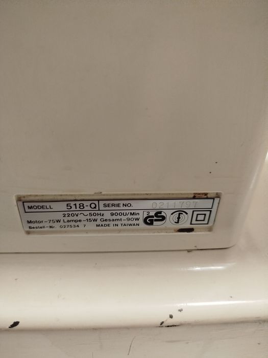 Mașină de cussut face multe operații  este din metal