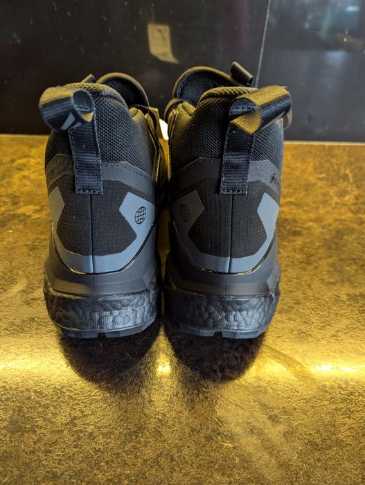 Непромокаемые кроссовки Adidas на бусте