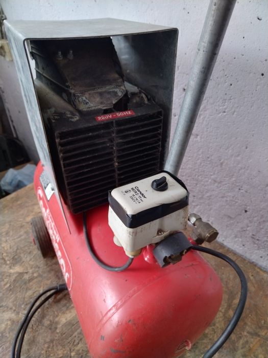 Маслен компресор 250W бутилка с обем 25 литра/ дебит 220 л./м. 
Оборуд