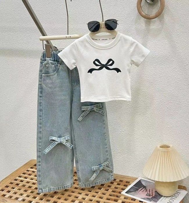 Двойка джинсы с бантиками и футболка с бантиком