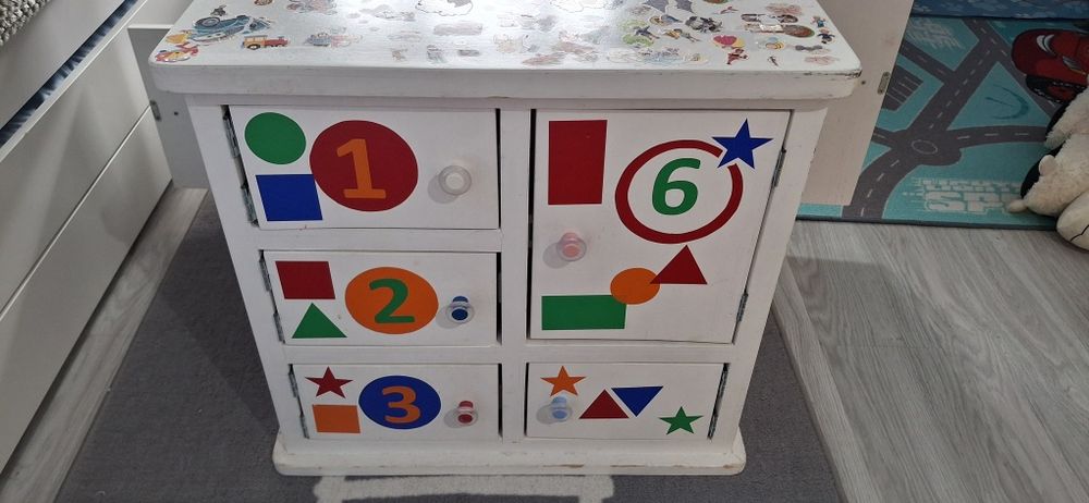 Монтесори шкаф за игра и рафт за стена