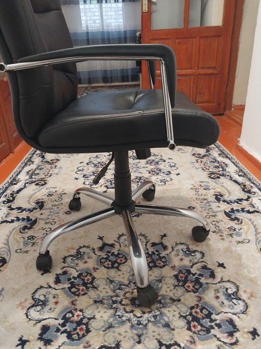 Офисное кресло кожанное