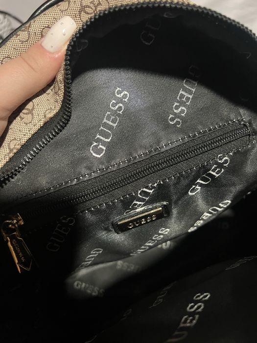 Удобна раничка Guess