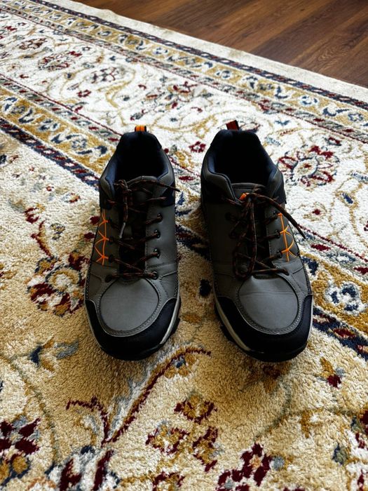 Продам мужские кроссовки