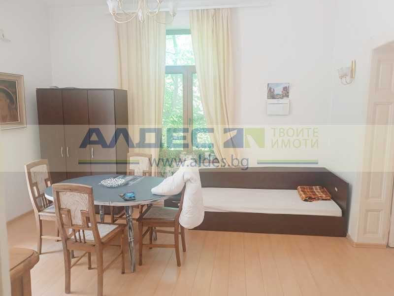 Дава се под наем Тристаен апартамент в София, Център - 120 кв.м за 897.6 € - Снимка #2