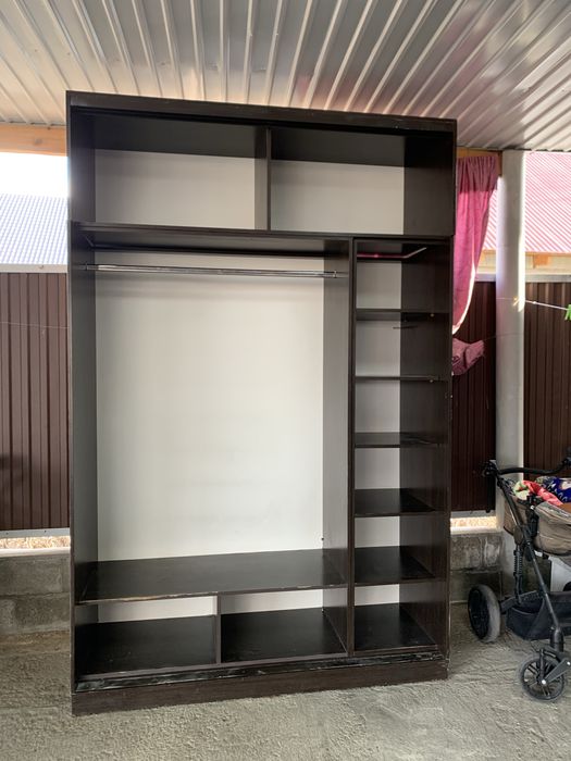 Шкаф.            .