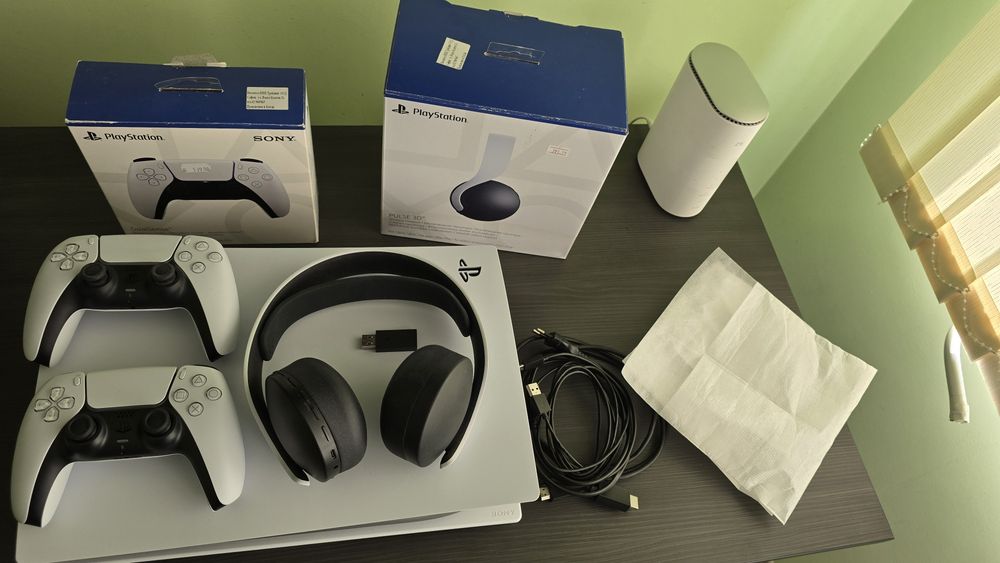 Playstation 5 Disc Edition + 2 контролера + Pulse 3D слушалки