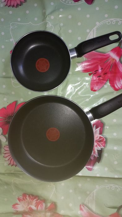 Продаются чайник и посуда разная.