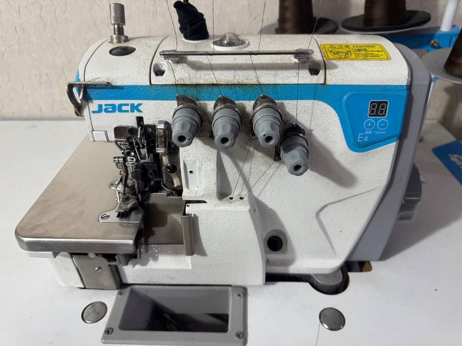 Jack averlo tikuv aparat