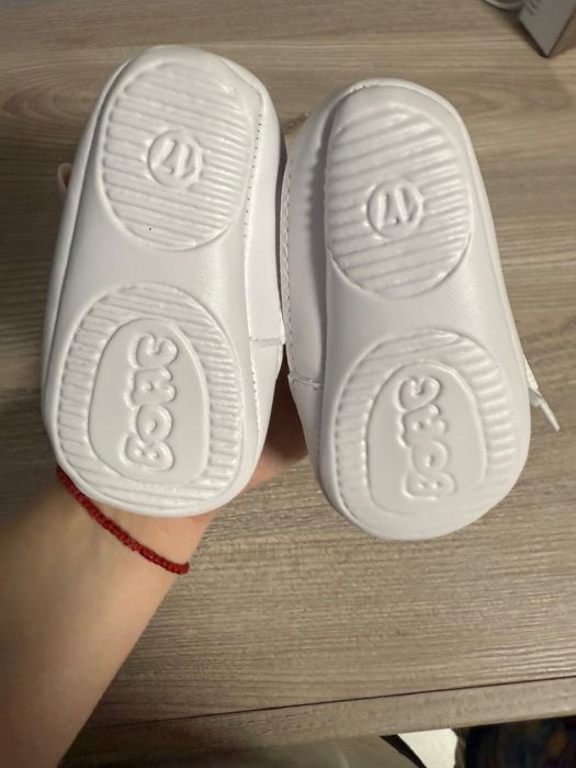 ПОДАРЯВАМ чисто нови бебешки обувки