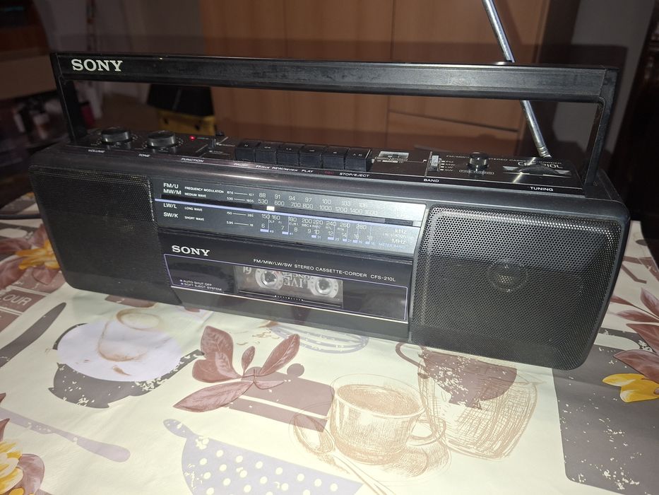 Sony CFS-210L, radiocasetofon made in France, radio 4 benzi, Antena Satelor, perfect funcțional