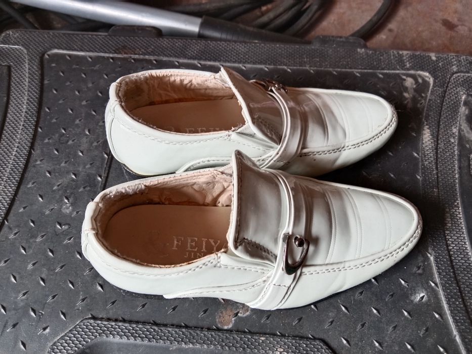 Продается малчиковый туфли