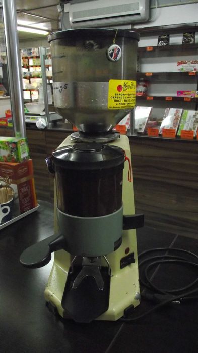 Комплект професионална кафе машина с кафемелачка.