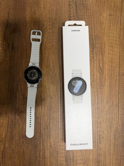 Samsung Galaxy Watch7 

Vând ceas smart Samsung Galaxy Watch7, culoare silver/white, cu design eleg