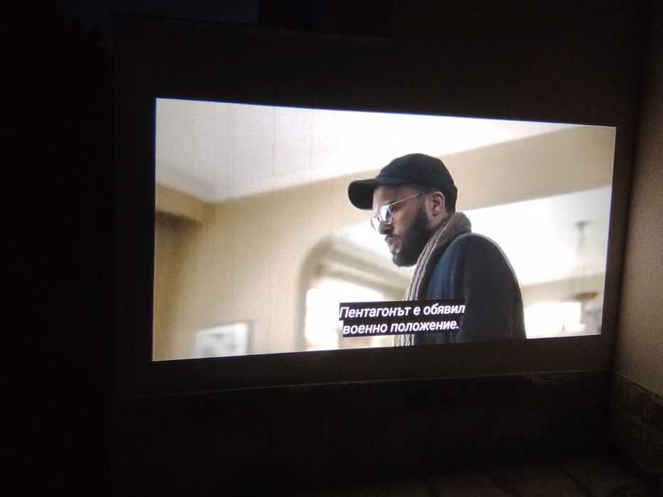 Мини лед проектор + Смарт гривна (подарък)