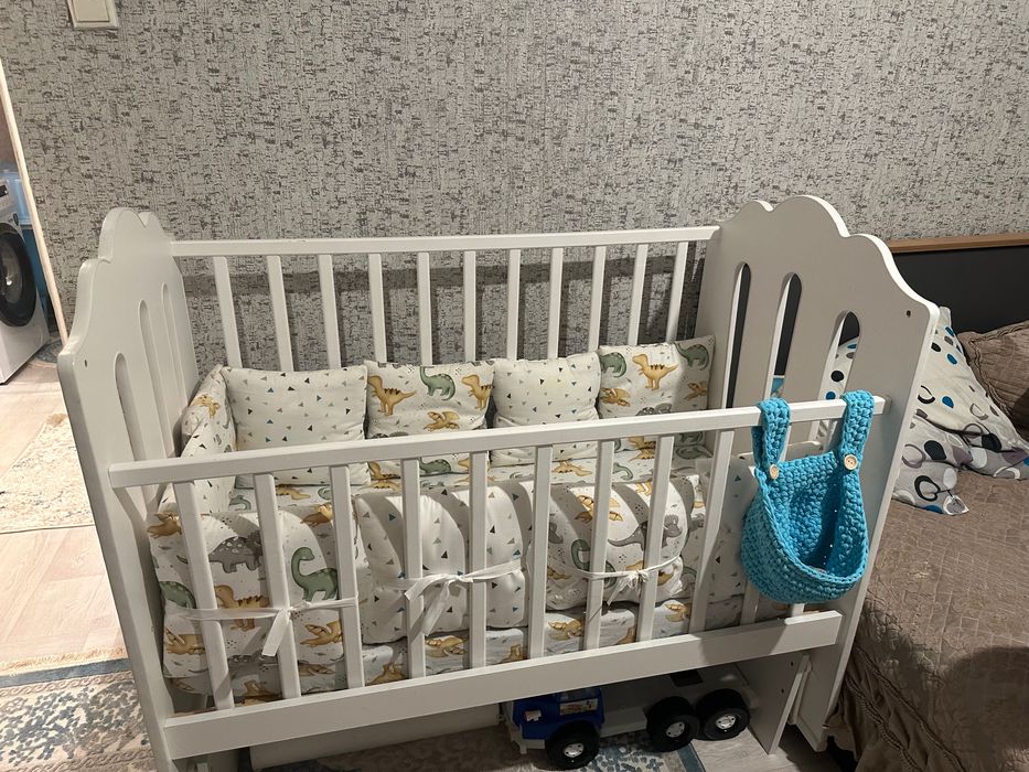 Продам детскую кровать, бортики и матрас вместе.