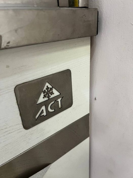 Витрина холодильник сотилади