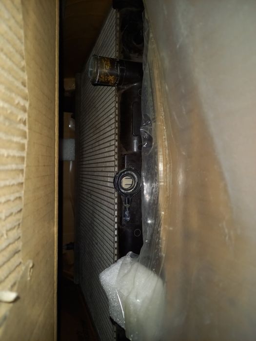 Продам радиатор для Митсубиси Монтеро / Челленджер