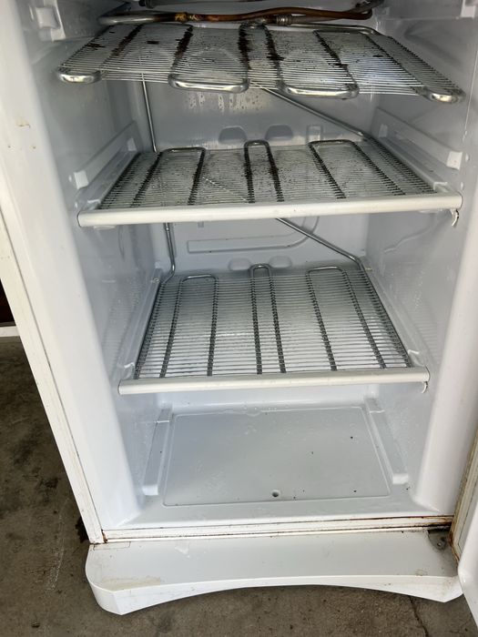 Хладилник със фризер INDESIT