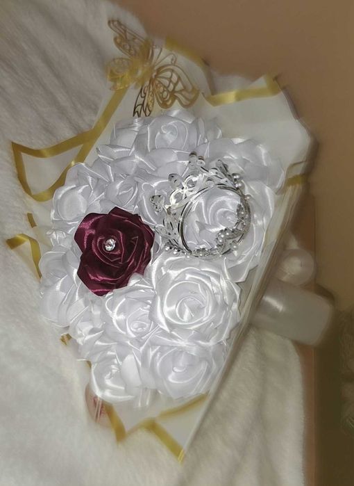 Trandafiri realizati manual din satin detali in privat