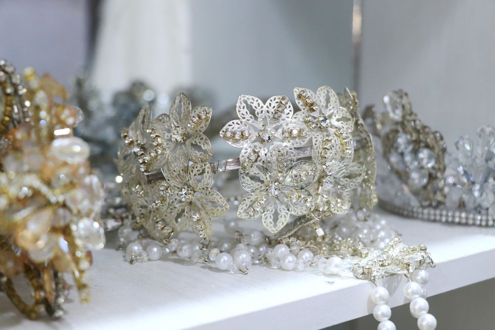 30 Dan ortiq liboslar va jihozlar