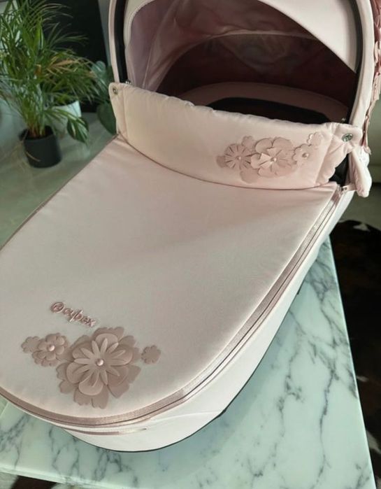 Коляска Cybex Simply Flowers.