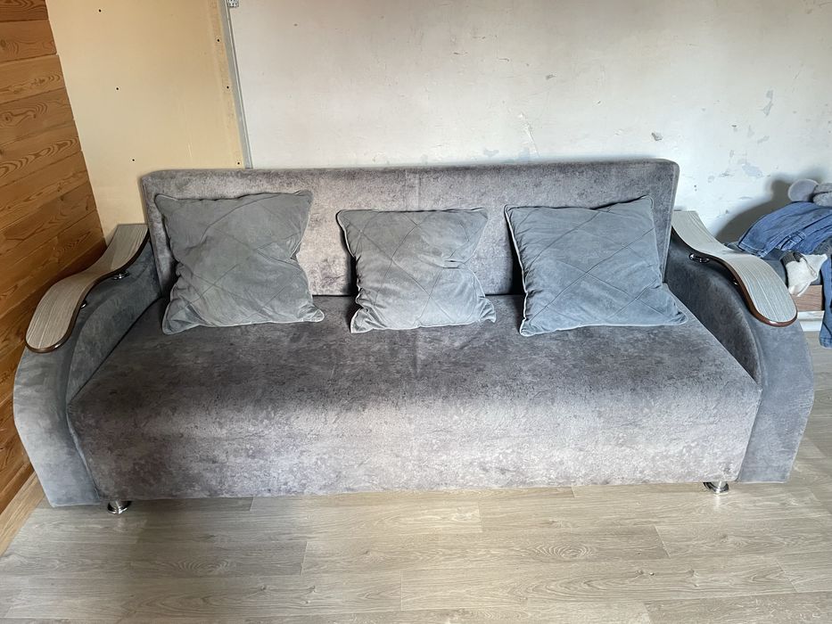 Продам диван пуфик в подарок!