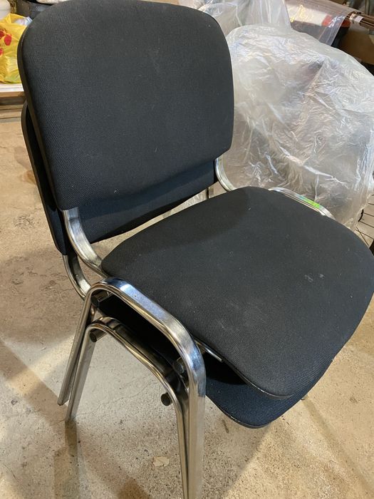 Стулья офисные в количестве 2 шт