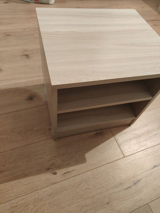 Продаю два стула и две тумбочки