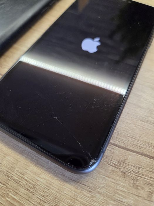 Apple iPhone 11 Black 64 GB – Funcțional, display crăpat