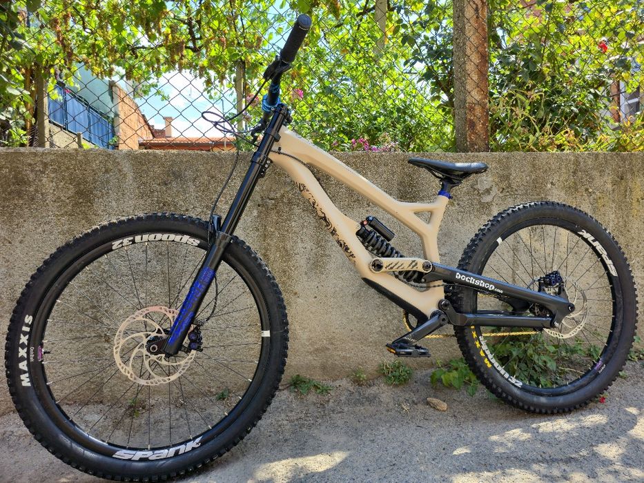 YT Tues CUSTOM 27.5 S-M размер Карбонов Висок клас DH bike SINGLE SPEED,  Magura 5 4-бутални, Rockshox Boxxer Въздушна