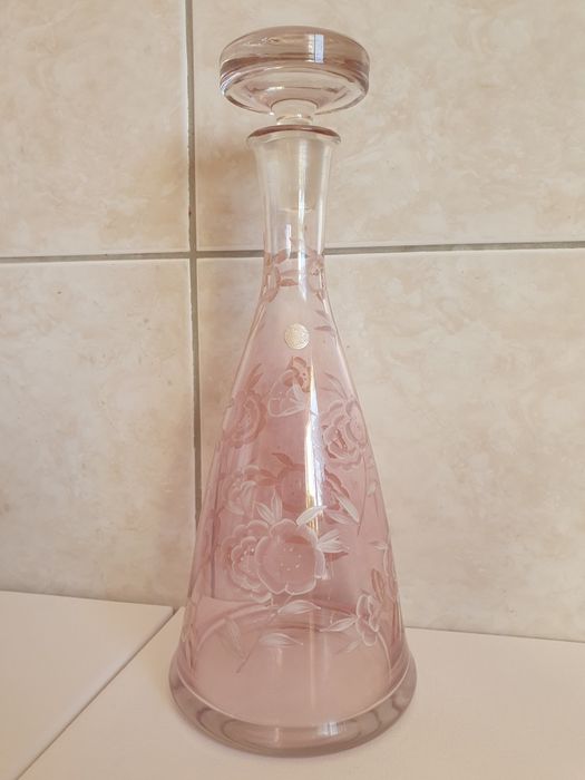 Set carafă și 3 pahare roz din cristal gravat