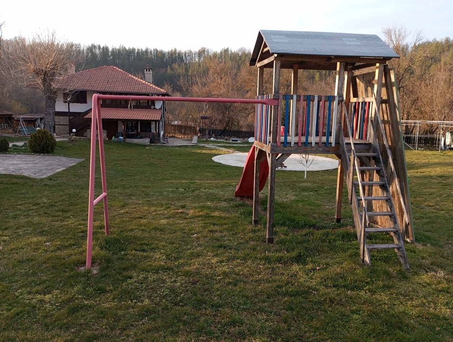 Детска къща за игра с пързалка и стена за катерене