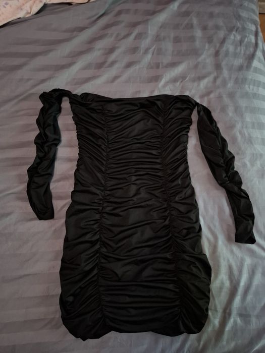 Черна къса рокля с паднали ръкави